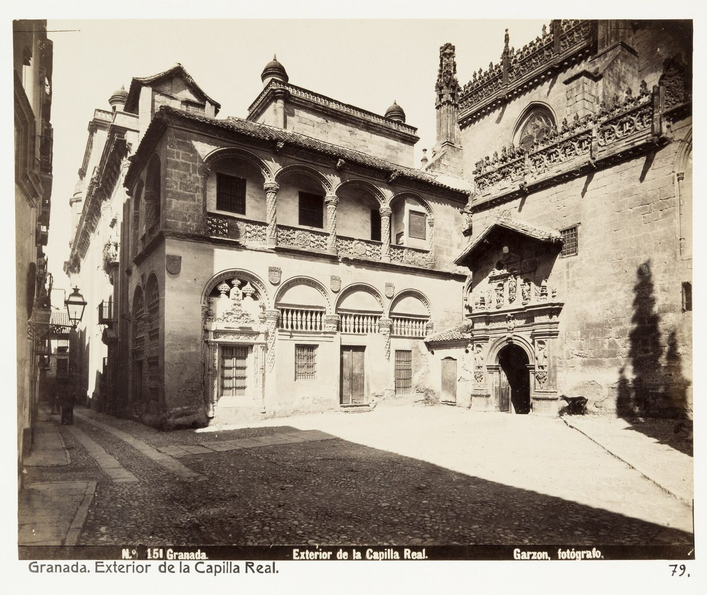 Fachada exterior de la Capilla Real de Granada, fotografía antigua en sepia