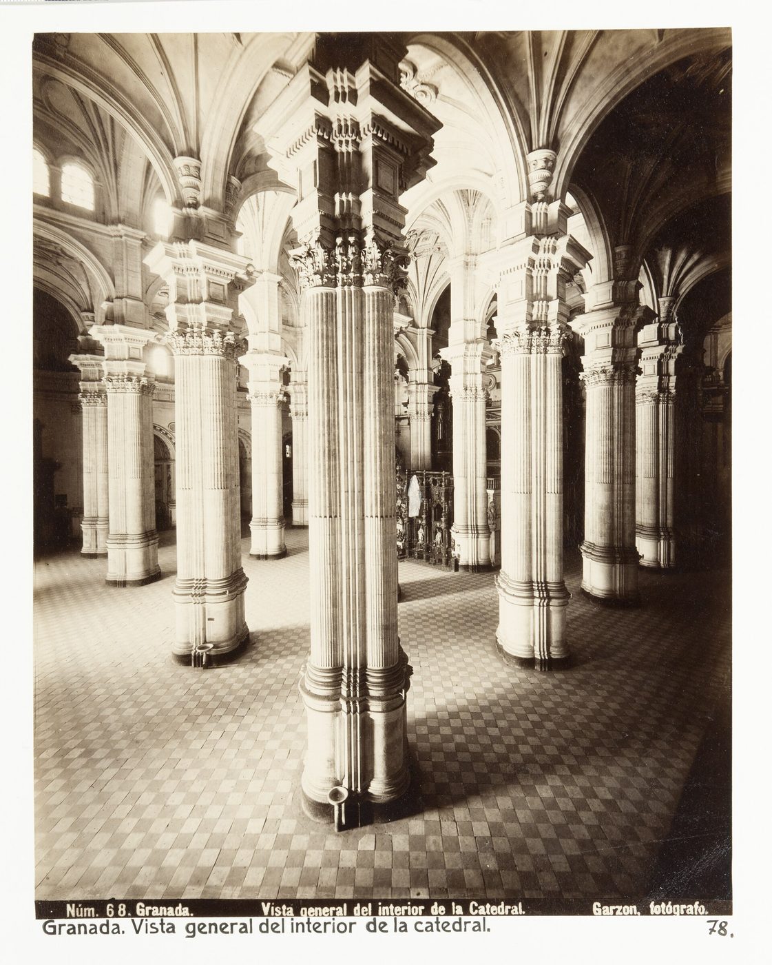 Interior de la Catedral de Granada, fotografía antigua