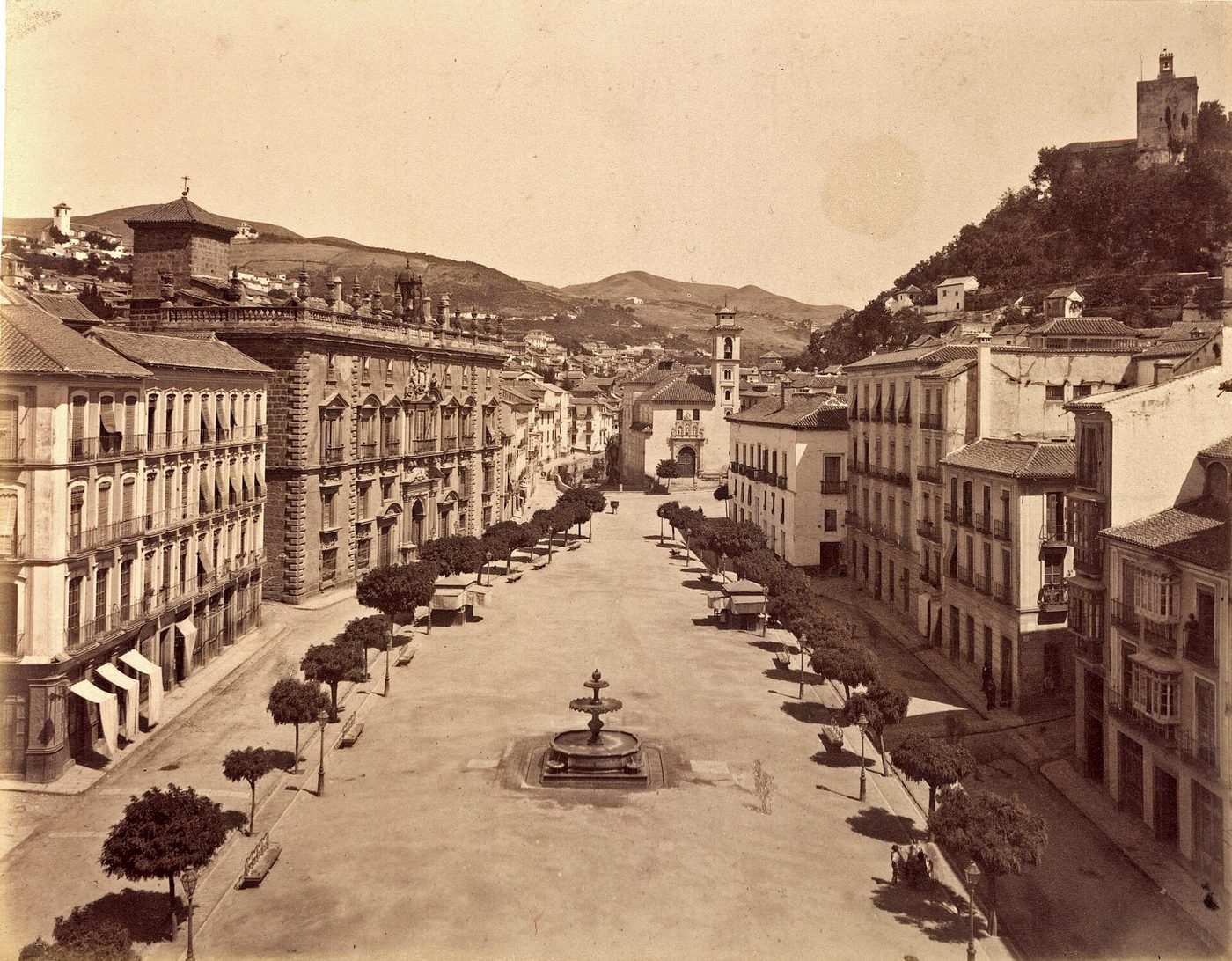 Plaza Nueva de Granada hacia 1885, fotografía antigua con la Alhambra al fondo